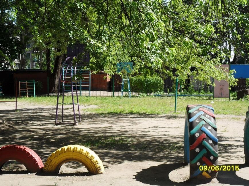 В Кривом Роге в детсаду на ребенка упала металлическая лестница (фото) - фото 1 В Кривом Роге в детсаду на ребенка упала металлическая лестница (фото) - фото 1