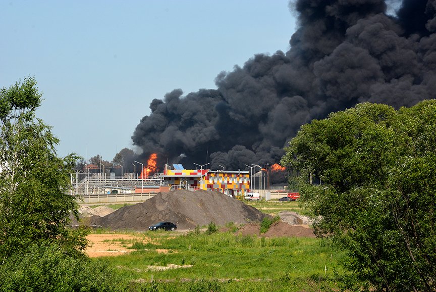 Пожар на нефтебазе: спасатели локализировали очаг (ФОТОРЕПОРТАЖ) (фото) - фото 3 Пожар на нефтебазе: спасатели локализировали очаг (ФОТОРЕПОРТАЖ) (фото) - фото 3