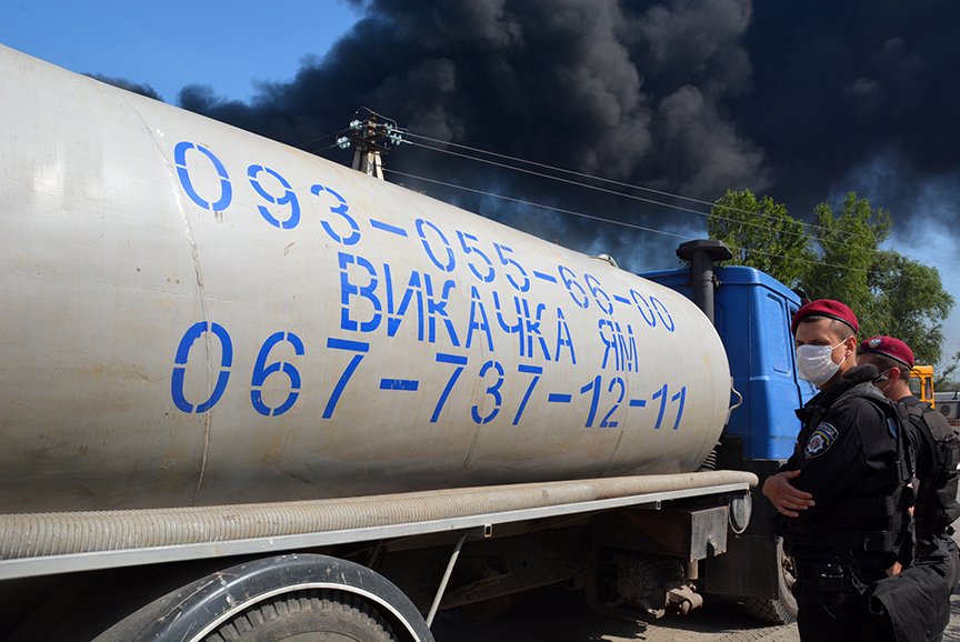 Пожар на нефтебазе: спасатели локализировали очаг (ФОТОРЕПОРТАЖ) (фото) - фото 2 Пожар на нефтебазе: спасатели локализировали очаг (ФОТОРЕПОРТАЖ) (фото) - фото 2