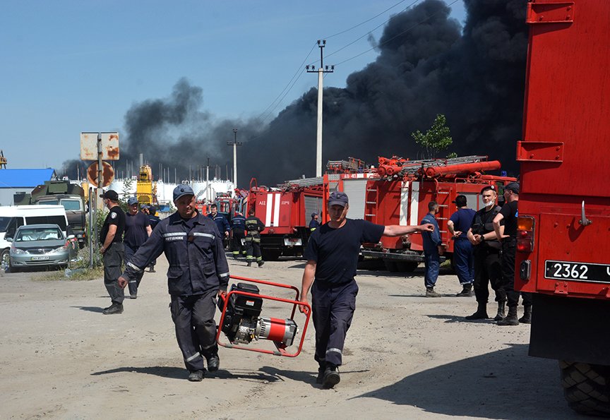 Пожар на нефтебазе: спасатели локализировали очаг (ФОТОРЕПОРТАЖ) (фото) - фото 2 Пожар на нефтебазе: спасатели локализировали очаг (ФОТОРЕПОРТАЖ) (фото) - фото 2