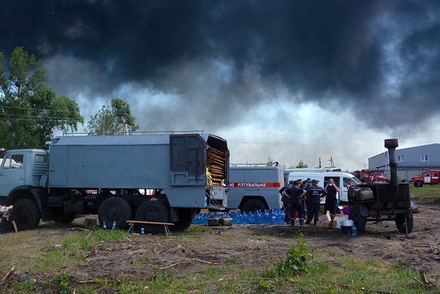 Пожар на нефтебазе: спасатели локализировали очаг (ФОТОРЕПОРТАЖ) (фото) - фото 2 Пожар на нефтебазе: спасатели локализировали очаг (ФОТОРЕПОРТАЖ) (фото) - фото 2
