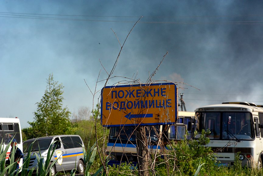 Пожар на нефтебазе: спасатели локализировали очаг (ФОТОРЕПОРТАЖ) (фото) - фото 3 Пожар на нефтебазе: спасатели локализировали очаг (ФОТОРЕПОРТАЖ) (фото) - фото 3