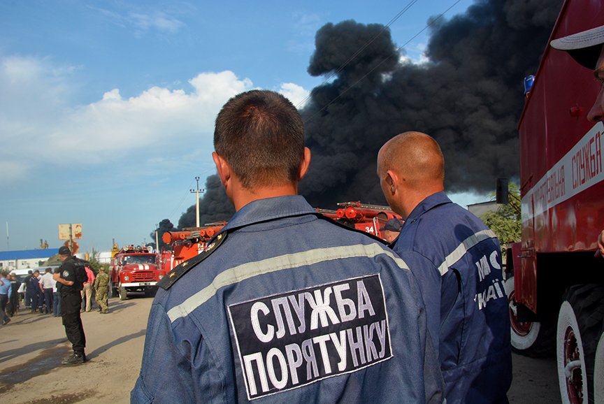 Пожар на нефтебазе: спасатели локализировали очаг (ФОТОРЕПОРТАЖ) (фото) - фото 3 Пожар на нефтебазе: спасатели локализировали очаг (ФОТОРЕПОРТАЖ) (фото) - фото 3