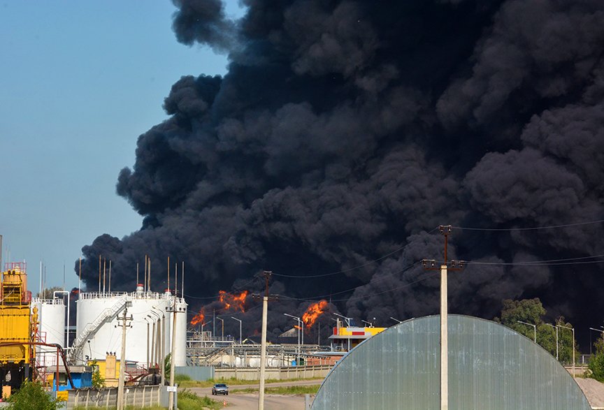 Пожар на нефтебазе: спасатели локализировали очаг (ФОТОРЕПОРТАЖ) (фото) - фото 3 Пожар на нефтебазе: спасатели локализировали очаг (ФОТОРЕПОРТАЖ) (фото) - фото 3