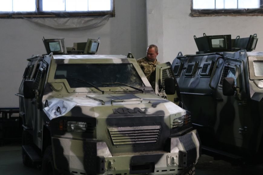 АвтоКрАЗ за свой счёт восстанавливает повреждённую в боях бронетехнику (ФОТО) (фото) - фото 1 АвтоКрАЗ за свой счёт восстанавливает повреждённую в боях бронетехнику (ФОТО) (фото) - фото 1