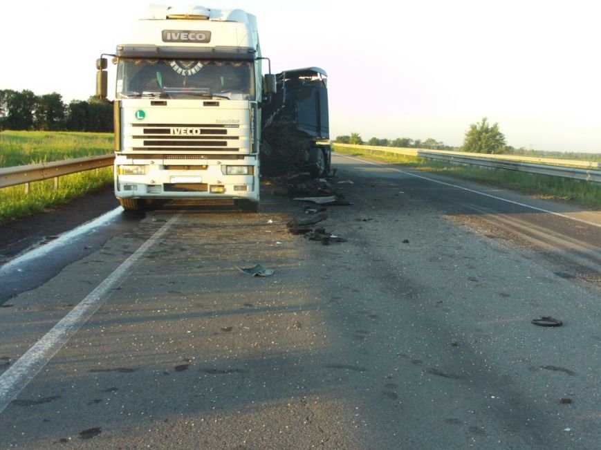 На Кировоградщине в результате ДТП грузовик превратился в груду металла, водитель в больнице. ФОТО (фото) - фото 1 На Кировоградщине в результате ДТП грузовик превратился в груду металла, водитель в больнице. ФОТО (фото) - фото 1