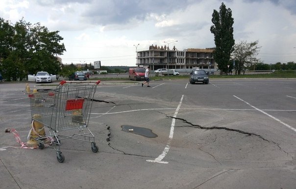 В Симферополе на автостоянке у ТЦ «Южная галерея» асфальт уходит под землю (ФОТОФАКТ) (фото) - фото 1 В Симферополе на автостоянке у ТЦ «Южная галерея» асфальт уходит под землю (ФОТОФАКТ) (фото) - фото 1