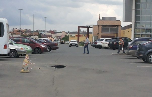 В Симферополе на автостоянке у ТЦ «Южная галерея» асфальт уходит под землю (ФОТОФАКТ) (фото) - фото 3 В Симферополе на автостоянке у ТЦ «Южная галерея» асфальт уходит под землю (ФОТОФАКТ) (фото) - фото 3