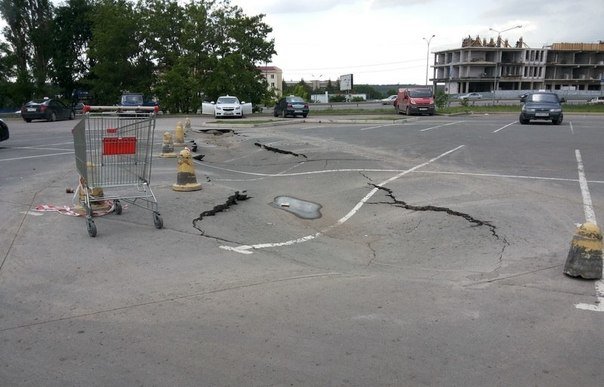 В Симферополе на автостоянке у ТЦ «Южная галерея» асфальт уходит под землю (ФОТОФАКТ) (фото) - фото 4 В Симферополе на автостоянке у ТЦ «Южная галерея» асфальт уходит под землю (ФОТОФАКТ) (фото) - фото 4