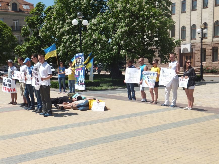 В Кировограде митингуют против повышения тарифов (фото) - фото 1 В Кировограде митингуют против повышения тарифов (фото) - фото 1