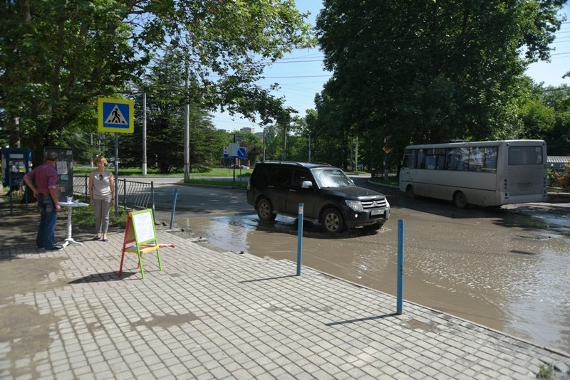 Симферопольцы просят Аксенова и Поклонскую отремонтировать улицу Беспалова, разбитую подрядчиком под видом ремонта (ФОТО) (фото) - фото 2 Симферопольцы просят Аксенова и Поклонскую отремонтировать улицу Беспалова, разбитую подрядчиком под видом ремонта (ФОТО) (фото) - фото 2