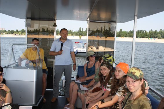Юные милиционеры Кременчуга приобщились к службе в водной милиции и покатались по Днепру (ФОТО) (фото) - фото 1 Юные милиционеры Кременчуга приобщились к службе в водной милиции и покатались по Днепру (ФОТО) (фото) - фото 1