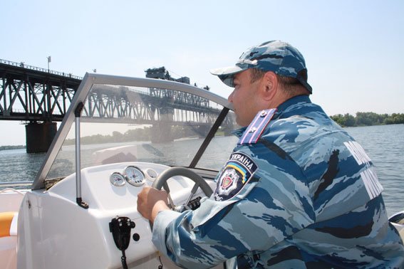 Юные милиционеры Кременчуга приобщились к службе в водной милиции и покатались по Днепру (ФОТО) (фото) - фото 1 Юные милиционеры Кременчуга приобщились к службе в водной милиции и покатались по Днепру (ФОТО) (фото) - фото 1