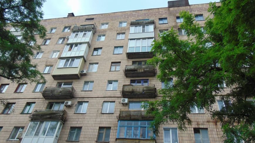 В день приезда Петра Порошенко в центре Мариуполя на голову горожан падали машины и оружие. Пострадавших нет (ФОТОФАКТ) (фото) - фото 7 В день приезда Петра Порошенко в центре Мариуполя на голову горожан падали машины и оружие. Пострадавших нет (ФОТОФАКТ) (фото) - фото 7