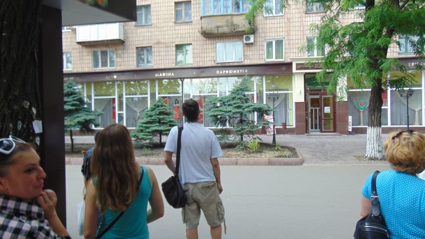 В день приезда Петра Порошенко в центре Мариуполя на голову горожан падали машины и оружие. Пострадавших нет (ФОТОФАКТ) (фото) - фото 6 В день приезда Петра Порошенко в центре Мариуполя на голову горожан падали машины и оружие. Пострадавших нет (ФОТОФАКТ) (фото) - фото 6