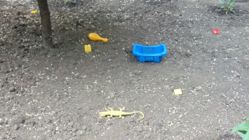 В день приезда Петра Порошенко в центре Мариуполя на голову горожан падали машины и оружие. Пострадавших нет (ФОТОФАКТ) (фото) - фото 5 В день приезда Петра Порошенко в центре Мариуполя на голову горожан падали машины и оружие. Пострадавших нет (ФОТОФАКТ) (фото) - фото 5
