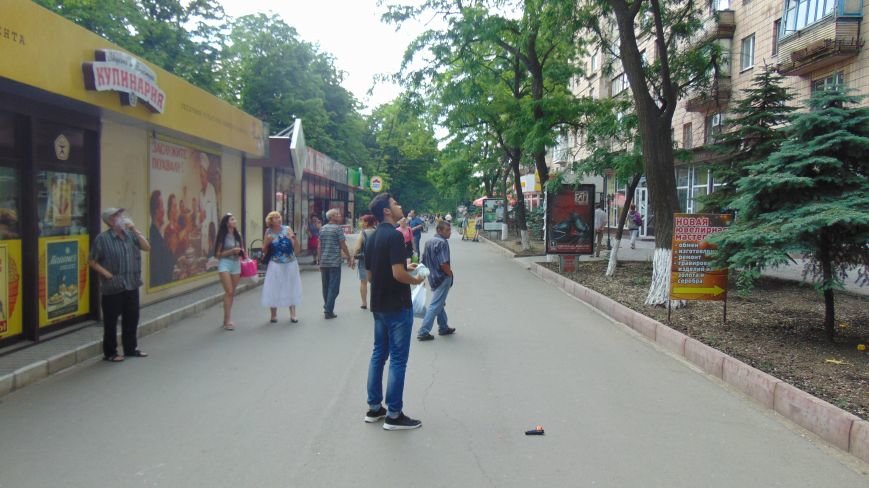 В день приезда Петра Порошенко в центре Мариуполя на голову горожан падали машины и оружие. Пострадавших нет (ФОТОФАКТ) (фото) - фото 7 В день приезда Петра Порошенко в центре Мариуполя на голову горожан падали машины и оружие. Пострадавших нет (ФОТОФАКТ) (фото) - фото 7