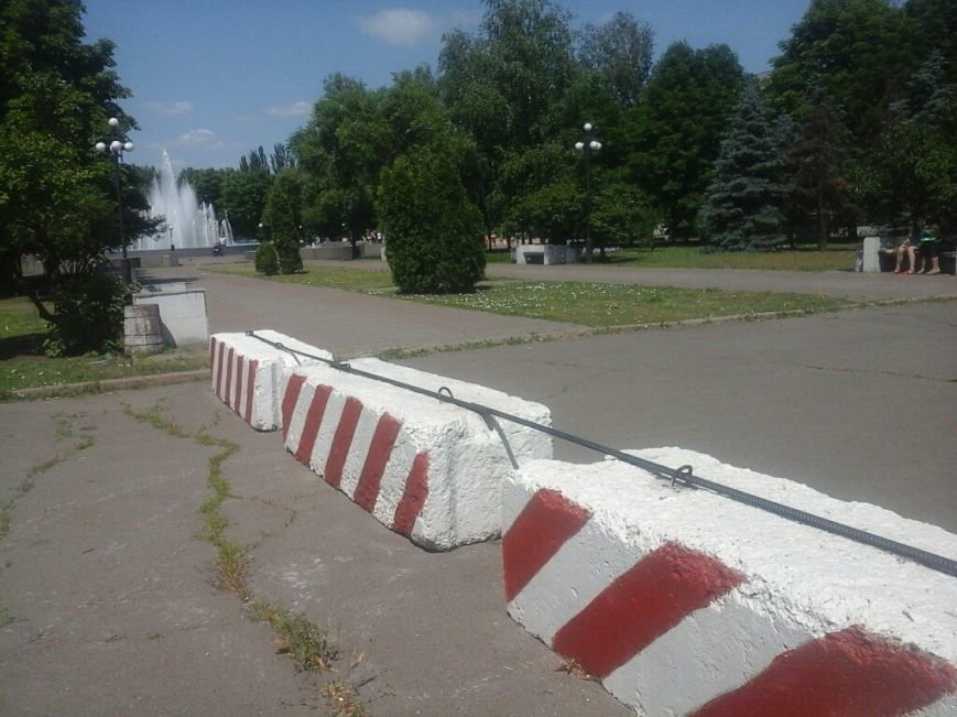 Здание Криворожского горисполкома надежно защищено бетонными блоками (ФОТО) (фото) - фото 1 Здание Криворожского горисполкома надежно защищено бетонными блоками (ФОТО) (фото) - фото 1