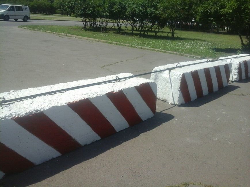 Здание Криворожского горисполкома надежно защищено бетонными блоками (ФОТО) (фото) - фото 1 Здание Криворожского горисполкома надежно защищено бетонными блоками (ФОТО) (фото) - фото 1
