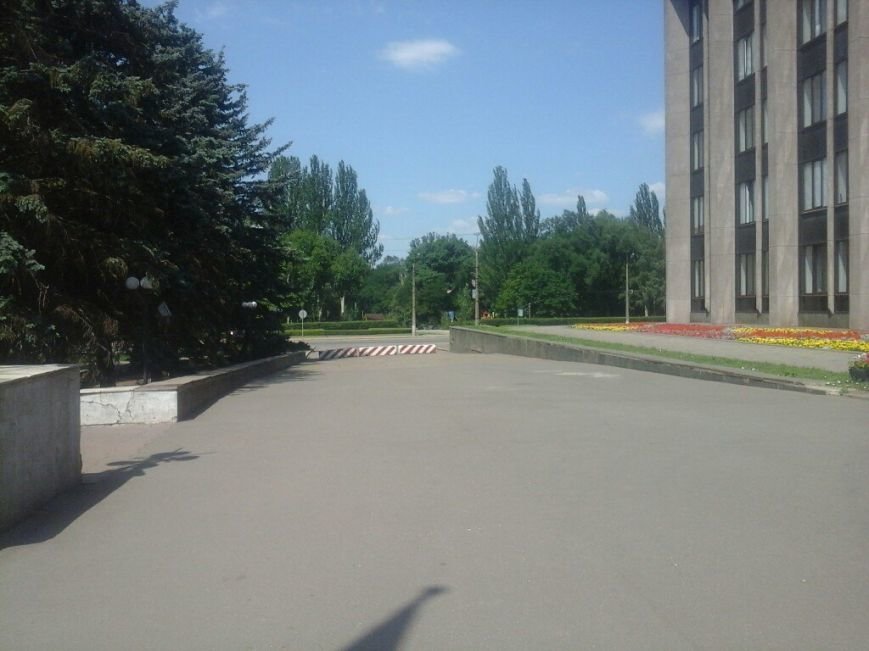 Здание Криворожского горисполкома надежно защищено бетонными блоками (ФОТО) (фото) - фото 1 Здание Криворожского горисполкома надежно защищено бетонными блоками (ФОТО) (фото) - фото 1