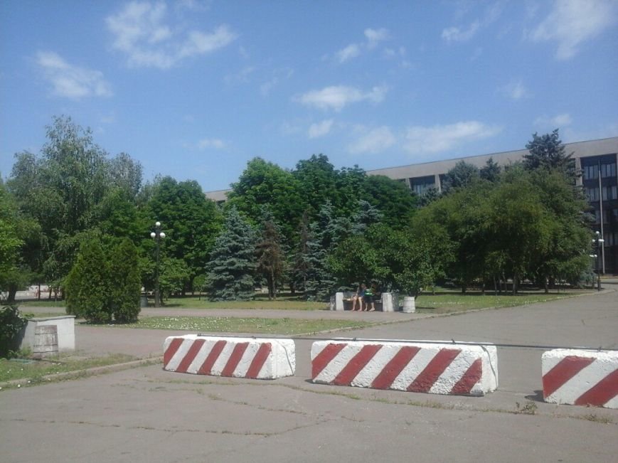 Здание Криворожского горисполкома надежно защищено бетонными блоками (ФОТО) (фото) - фото 1 Здание Криворожского горисполкома надежно защищено бетонными блоками (ФОТО) (фото) - фото 1