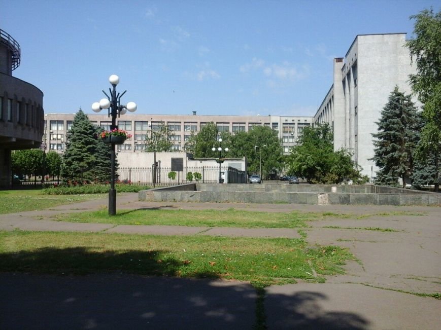 Здание Криворожского горисполкома надежно защищено бетонными блоками (ФОТО) (фото) - фото 1 Здание Криворожского горисполкома надежно защищено бетонными блоками (ФОТО) (фото) - фото 1