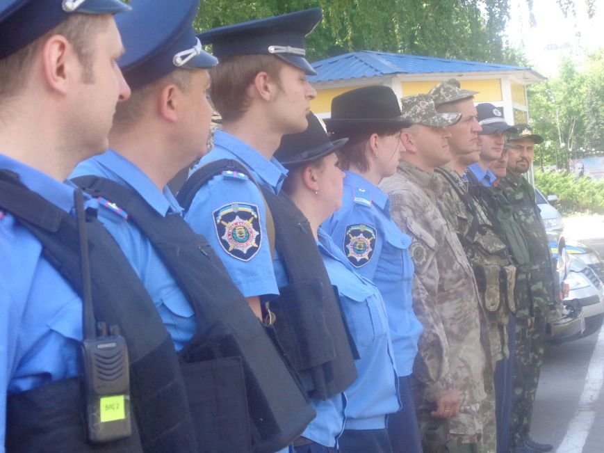 Традиционный инструктаж личного состава милиции на площади Шибанкова в Красноармейске (фото) - фото 3 Традиционный инструктаж личного состава милиции на площади Шибанкова в Красноармейске (фото) - фото 3