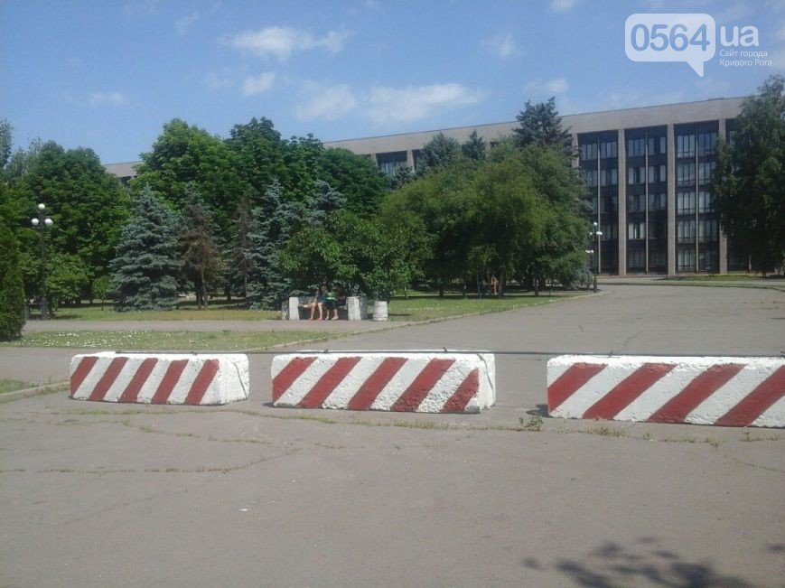 В Кривом Роге: перевозчики доказывали необходимость повышения тариф... В Кривом Роге: перевозчики доказывали необходимость повышения тарифа,перекрыли подъезды к горисполкому, перевернулось 5 вагонов с рудой (фото) - ф...