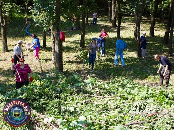 В Макеевке продолжается благоустройство «Северного» парка. На очереди - третий народный субботник! (фото) - фото 1 В Макеевке продолжается благоустройство «Северного» парка. На очереди - третий народный субботник! (фото) - фото 1