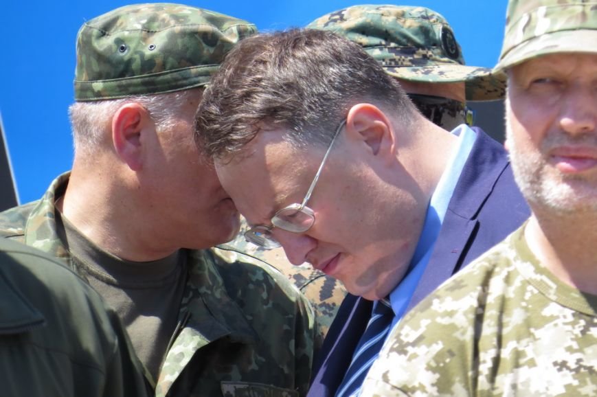 Билецкий и Мосийчук расхаживали по Мариуполю с георгиевскими ленточ... Билецкий и Мосийчук расхаживали по Мариуполю с георгиевскими ленточками на груди (ФОТО) (фото) - фото 1