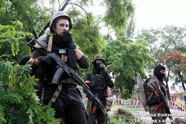 Билецкий и Мосийчук расхаживали по Мариуполю с георгиевскими ленточ... Билецкий и Мосийчук расхаживали по Мариуполю с георгиевскими ленточками на груди (ФОТО) (фото) - фото 5