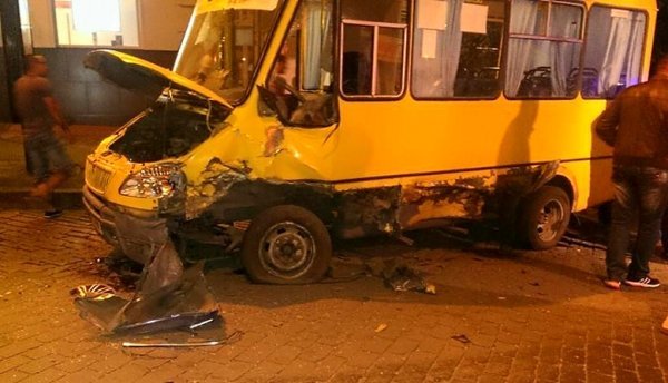 В Кировограде произошло ДТП - легковушка уничтожилась об маршрутку, пострадали люди. ФОТО (фото) - фото 1 В Кировограде произошло ДТП - легковушка уничтожилась об маршрутку, пострадали люди. ФОТО (фото) - фото 1