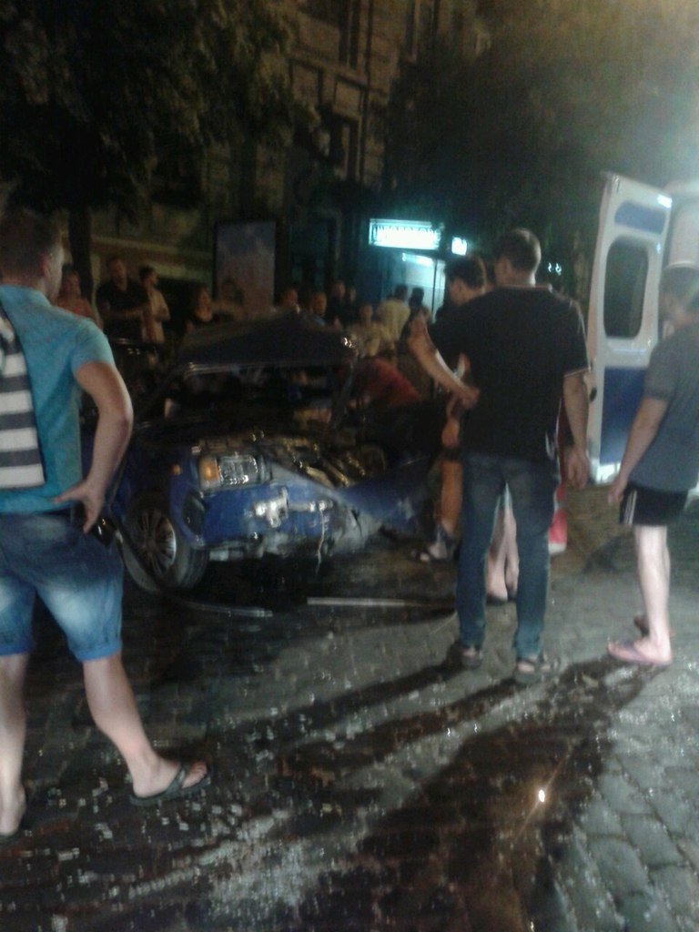 В Кировограде произошло ДТП - легковушка уничтожилась об маршрутку, пострадали люди. ФОТО (фото) - фото 1 В Кировограде произошло ДТП - легковушка уничтожилась об маршрутку, пострадали люди. ФОТО (фото) - фото 1