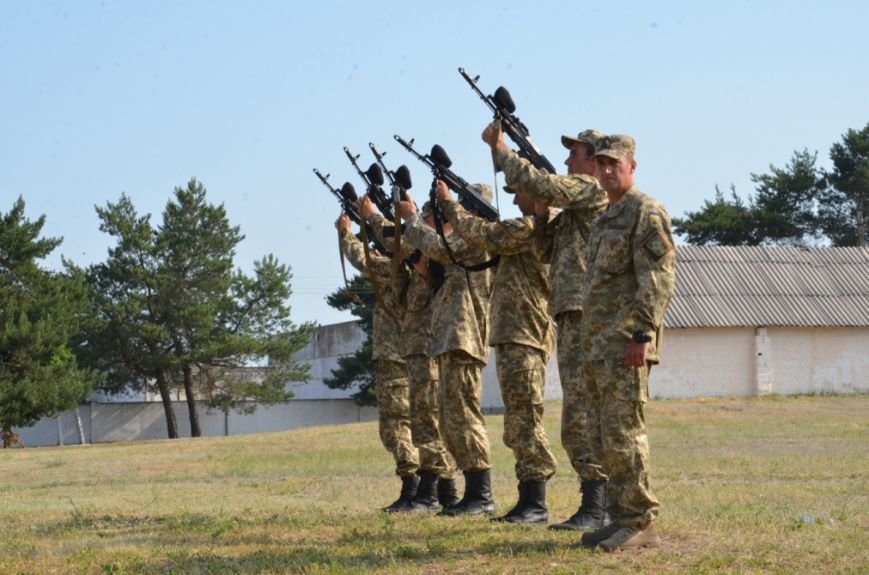 На Днепропетровщине почтили память десантников, погибших в самолете Ил-76 (фото) - фото 6 На Днепропетровщине почтили память десантников, погибших в самолете Ил-76 (фото) - фото 6