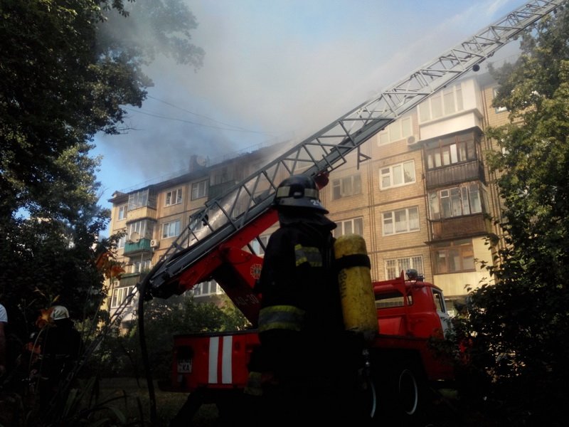 В Киеве 70 спасателей тушили крышу горящей многоэтажки на Дарнице (ФОТО, ВИДЕО) (фото) - фото 1 В Киеве 70 спасателей тушили крышу горящей многоэтажки на Дарнице (ФОТО, ВИДЕО) (фото) - фото 1