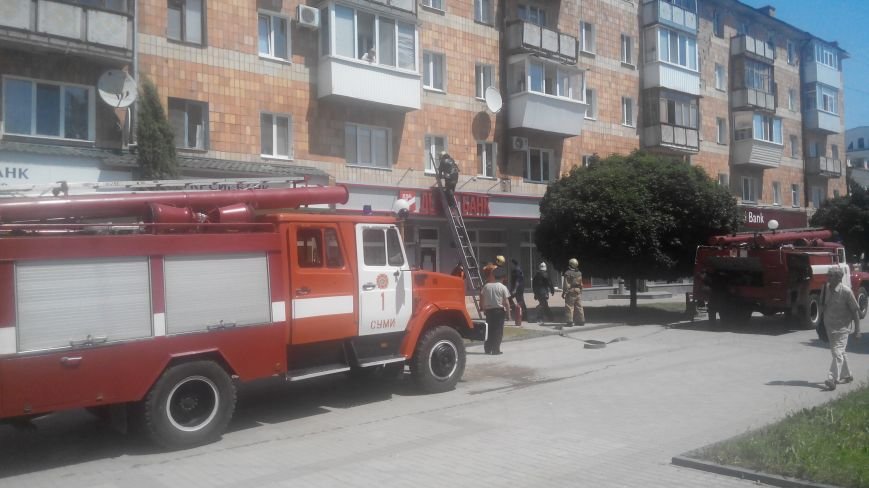 В центре Сум горел «ДельтаБанк» (ФОТО) (фото) - фото 1 В центре Сум горел «ДельтаБанк» (ФОТО) (фото) - фото 1