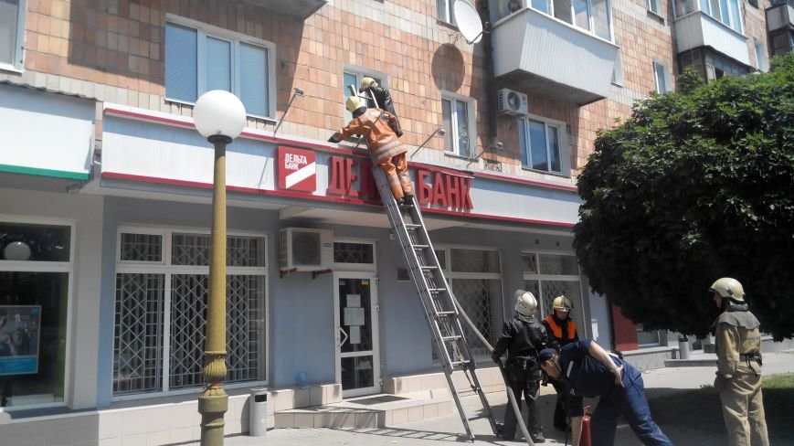 В центре Сум горел «ДельтаБанк» (ФОТО) (фото) - фото 1 В центре Сум горел «ДельтаБанк» (ФОТО) (фото) - фото 1