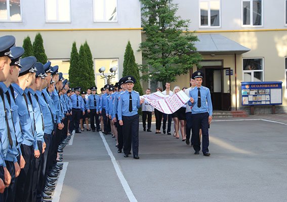 Львів'яни передали меру Маріуполя 23-метровий вишитий рушник, як символ єдності та миру (ФОТО) (фото) - фото 1 Львів'яни передали меру Маріуполя 23-метровий вишитий рушник, як символ єдності та миру (ФОТО) (фото) - фото 1