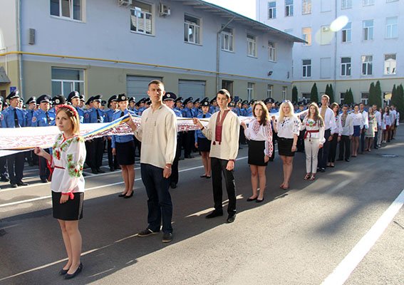 Львів'яни передали меру Маріуполя 23-метровий вишитий рушник, як символ єдності та миру (ФОТО) (фото) - фото 1 Львів'яни передали меру Маріуполя 23-метровий вишитий рушник, як символ єдності та миру (ФОТО) (фото) - фото 1