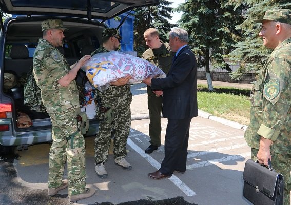 Львів'яни передали меру Маріуполя 23-метровий вишитий рушник, як символ єдності та миру (ФОТО) (фото) - фото 1 Львів'яни передали меру Маріуполя 23-метровий вишитий рушник, як символ єдності та миру (ФОТО) (фото) - фото 1