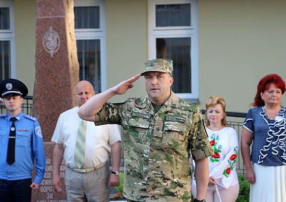 Львів'яни передали меру Маріуполя 23-метровий вишитий рушник, як символ єдності та миру (ФОТО) (фото) - фото 1 Львів'яни передали меру Маріуполя 23-метровий вишитий рушник, як символ єдності та миру (ФОТО) (фото) - фото 1