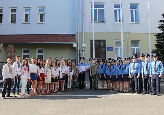Львів'яни передали меру Маріуполя 23-метровий вишитий рушник, як символ єдності та миру (ФОТО) (фото) - фото 1 Львів'яни передали меру Маріуполя 23-метровий вишитий рушник, як символ єдності та миру (ФОТО) (фото) - фото 1