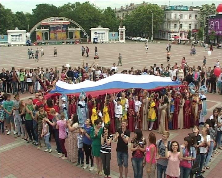 Молодежь Армавира провела флешмоб «Россия – это мы!» (фото) - фото 1 Молодежь Армавира провела флешмоб «Россия – это мы!» (фото) - фото 1