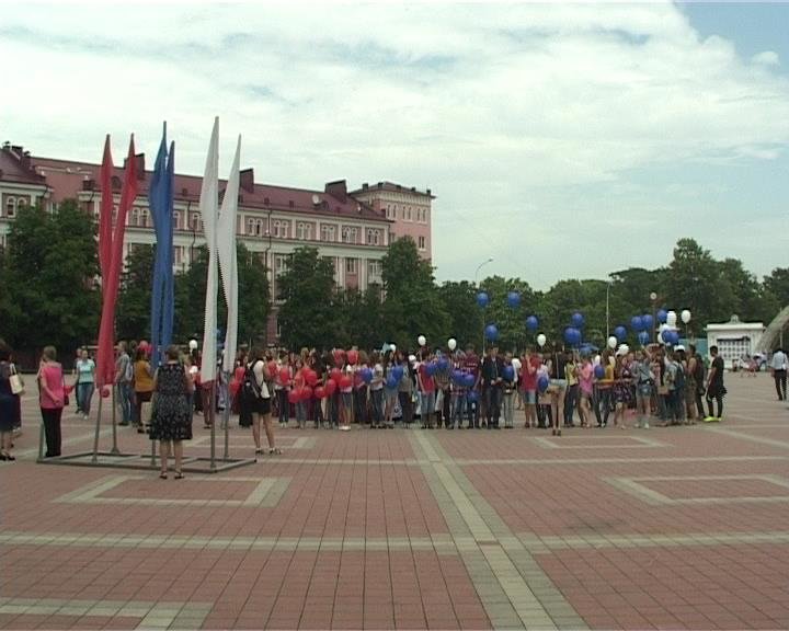 Молодежь Армавира провела флешмоб «Россия – это мы!» (фото) - фото 1 Молодежь Армавира провела флешмоб «Россия – это мы!» (фото) - фото 1