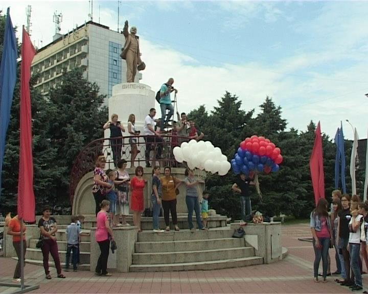 Молодежь Армавира провела флешмоб «Россия – это мы!» (фото) - фото 1 Молодежь Армавира провела флешмоб «Россия – это мы!» (фото) - фото 1