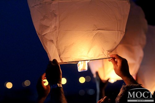 В память о погибших десантниках в Днепропетровске запускали в небо фонарики, в Павлограде возлагали цветы (фото) - фото 1 В память о погибших десантниках в Днепропетровске запускали в небо фонарики, в Павлограде возлагали цветы (фото) - фото 1
