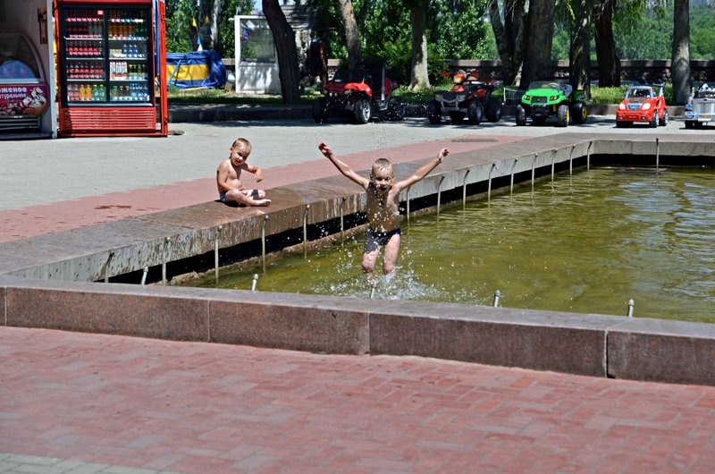 Прохлада по-николаевски: горожане ищут спасения от жары в..., фото-24 Прохлада по-николаевски: горожане ищут спасения от жары в фонтанах (ФОТОРЕПОРТАЖ), фото-24