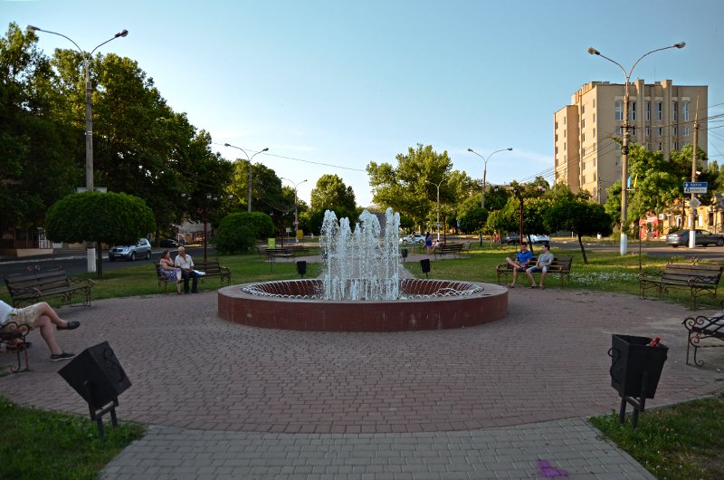 Прохлада по-николаевски: горожане ищут спасения от жары в..., фото-13 Прохлада по-николаевски: горожане ищут спасения от жары в фонтанах (ФОТОРЕПОРТАЖ), фото-13