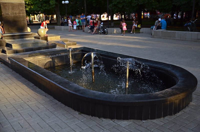 Прохлада по-николаевски: горожане ищут спасения от жары в..., фото-16 Прохлада по-николаевски: горожане ищут спасения от жары в фонтанах (ФОТОРЕПОРТАЖ), фото-16