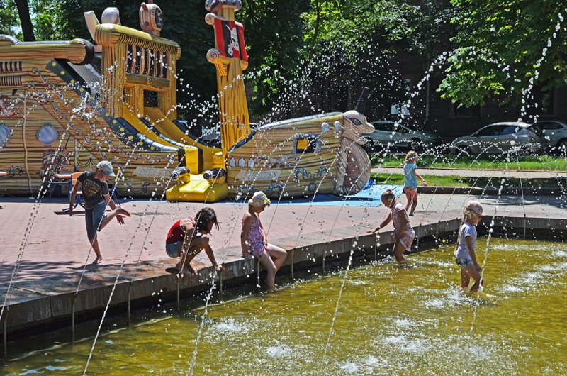 Прохлада по-николаевски: горожане ищут спасения от жары в..., фото-29 Прохлада по-николаевски: горожане ищут спасения от жары в фонтанах (ФОТОРЕПОРТАЖ), фото-29
